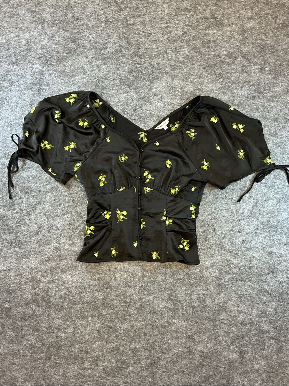 Mousy Black Puff Sleeve Floral Fitted Button Up Top Size 1